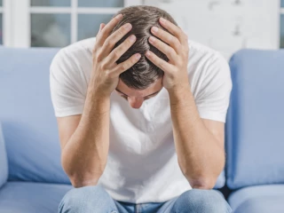 frustrace_muž_medicína_bolest_hlava