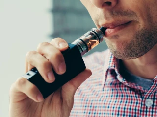 Vaporizer_muž