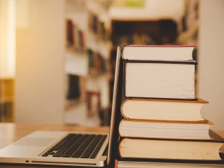 laptop knihy studie studium univerzita knihovna výzkum medicína