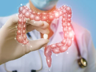 Doktor ukazuje pilulku k léčbě střev. Koncepce Léčba trávicího systému.