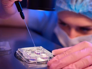 ocused-lab-scientist-collecting-vitro-cultured25