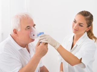Vdechování přes kyslíkovou masku plíce muž dýchaní astma chopn ipf