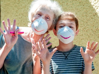 vesela_nalada_senior_vnuk_rodina_deti