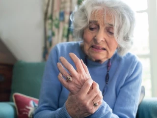 Seniorka s revmatoidní artritidou na rukou
