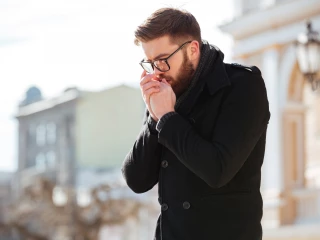 Zima_muž_mrzne_nachlazený_outdoor