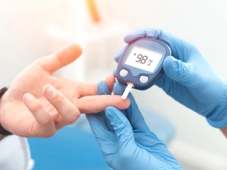 diabetik_mereni_cukru_glukoza_cukrovka_diabetes