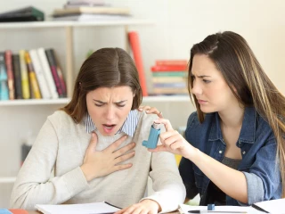 inhalátor během astmatického záchvatu