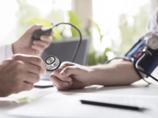 medicína_krev_krevní_tlak_měření_doktor_nemocnice