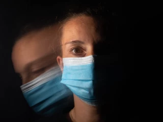 Schizofrenie_covid_rouška_žena