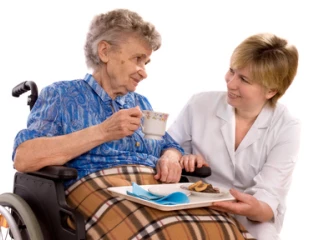 seniorka_na_vozicku_geriatrie