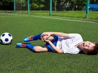 poranění při fotbale kluk