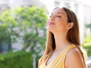mlada zena leto dýchání dech nalada slunce radost relax
