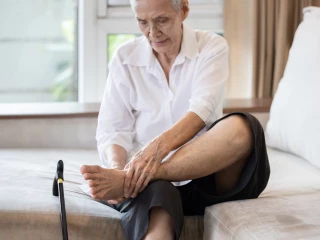 seniorka neuropatie bolest nohou klouby