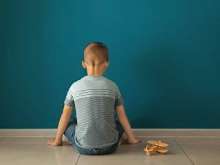 chlapec_dite_smutek_nepochopeni_autista_autismus
