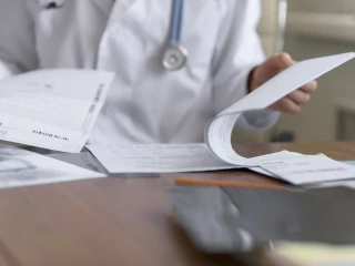 Doktor pracuje s výsledky testů pacienta v jeho kanceláři