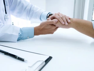 prohlídka lékař pacient nemocnice medicína vyšetření pomoc ruce