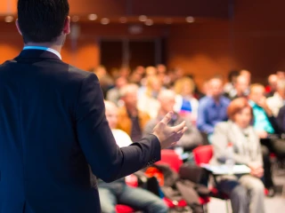 Konference_sál_přednášející
