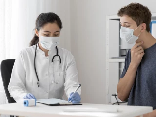 covid_doktorka_pacient_roušky