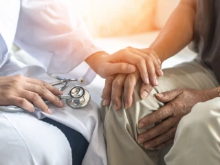 Parkinsonova_nemoc_pacient_lékař_ruce