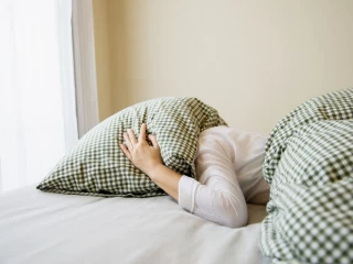 žena postel polštář peřina spánek únava deprese