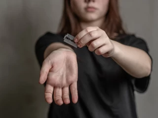 Jak sebepoškozování dospívajících souvisí se závislostí?