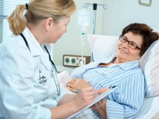 nemocniční postel rozhovor lékaře s pacientem
