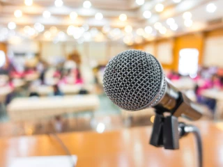 seminář přednáška vzdělání mikrofon