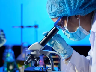 medicína_lékař_mikroskop_studie_výzkum_laboratoř