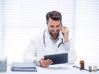medicína_muž_doktor_lékař_tablet_mobil_úsměv_ordinace_elektronika