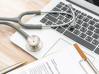 medicína studie rešerše kancelář laptop notebook kancelář nemocnice studium