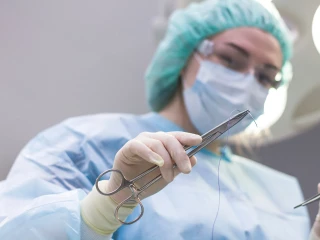 chirurgie_siti_jizva_šití_jehlou