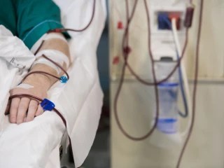 pacient na dialýze ledviny nemocnice lůžko intenzivní péče infuze
