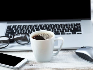 káva_hrnek_počítač_notebook_laptop_brýle_usb_mobil_myš_stůl