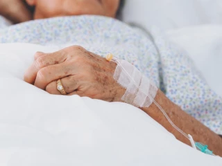 seniorka_v_nemocnicni_posteli_luzko_stari_geriatrie