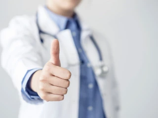 medicína_muž_doktor_palec_nahoru_ok