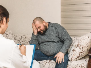 smutek obezita muž bezradnost nadváha