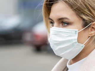 mladá žena portrét rouška venku koronavirus