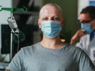 Chemoterapie_muž_rouška_covid