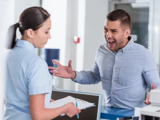 medicína_pacient_doktorka_žena_muž_zlost_vztek_agresivita