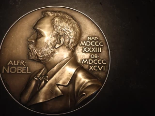 Nobelova cena 2025 - POUZE NEKOMERČNÍ VYUŽITÍ, REDAKČNÍ