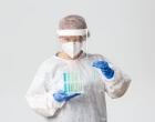vědec_chemie_zkumavky_laboratoř