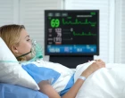pacientka na lůžku s monitorem