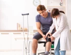 Mladý mužský pacient na návštěvě ženského lékaře traumatologa