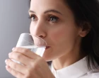pití vody_žena