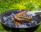 čerstvě grilovaný hovězí steak z grilu 25