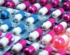 Closeup růžovo-bílá a modro-bílá antibiotika kapsle
