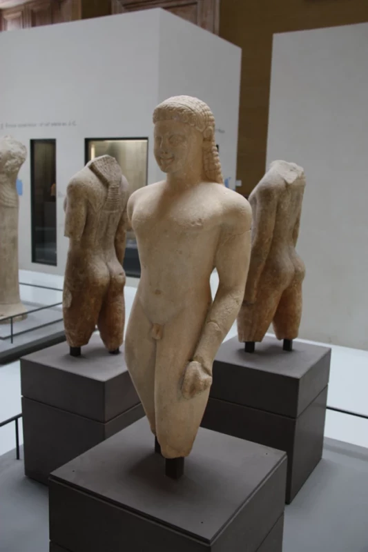 Archaická socha nahého mladíka – Kúros z Asklepieia. Asi 550–540 př. n. l. Louvre, Paříž, inv. č. Ma 3101. Foto: Tomáš Alušík
