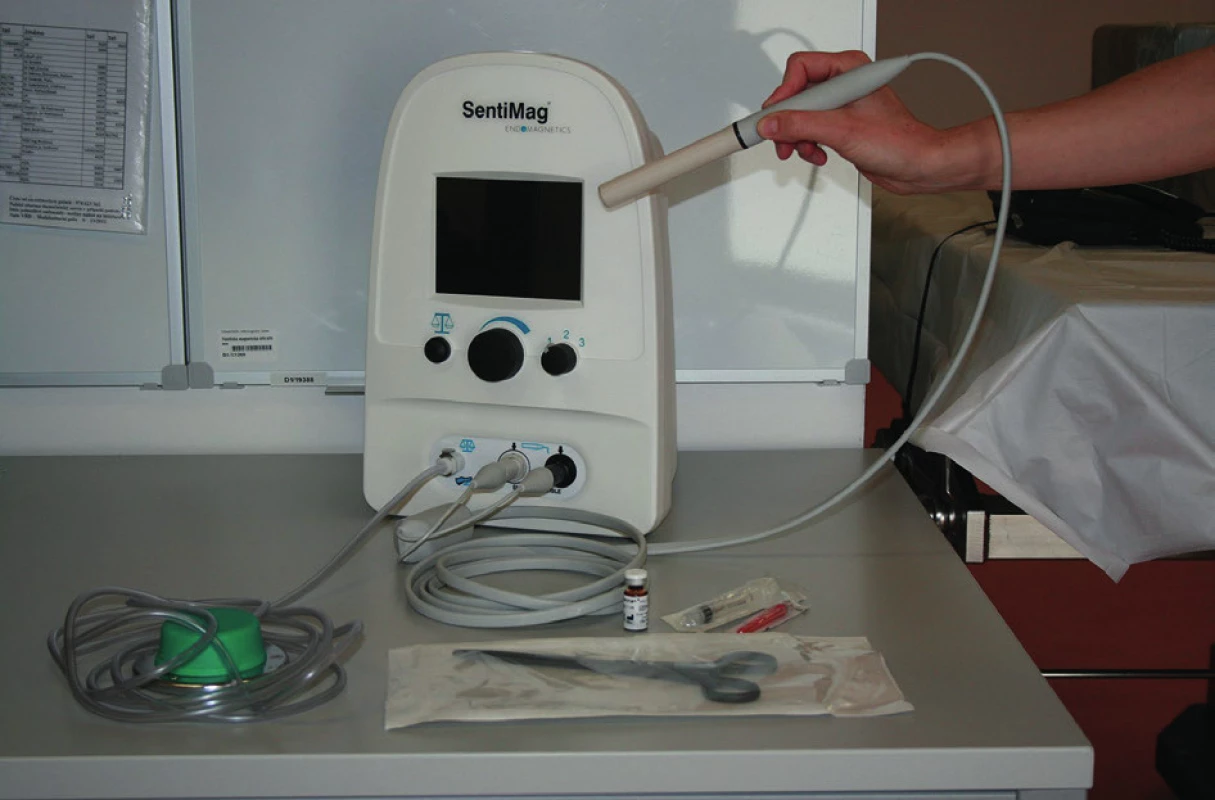Systém SentiMag – magnetometr a příslušenství, tj. ampulka s látkou Sienna+, plastové instrumentárium, injekční stříkačka s filtrační jehlou
Fig. 1: SentiMag system – the magnetometer and accessories, i. e. a vial with the Sienna+ tracer, plastic instruments, and a syringe with the filtration needle