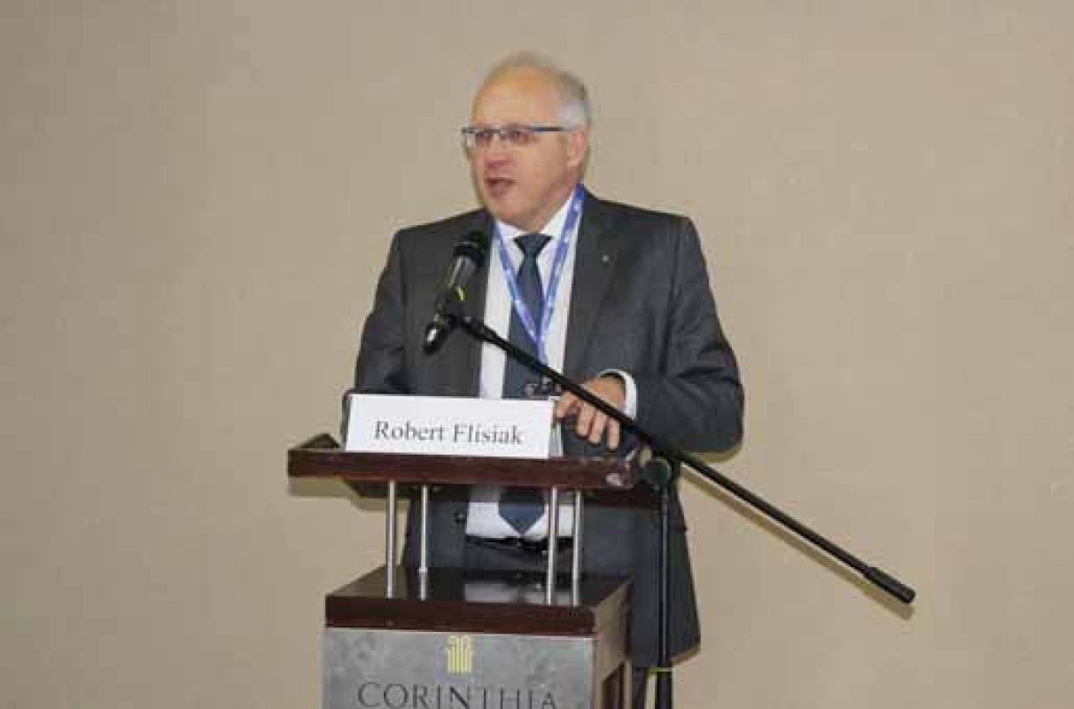 Profesor Robert Flisiak při přednášce o léčbě HCV v Polsku.
Fig. 2. Professor Robert Flisiak presenting his lecture on treatment of HCV in Poland.