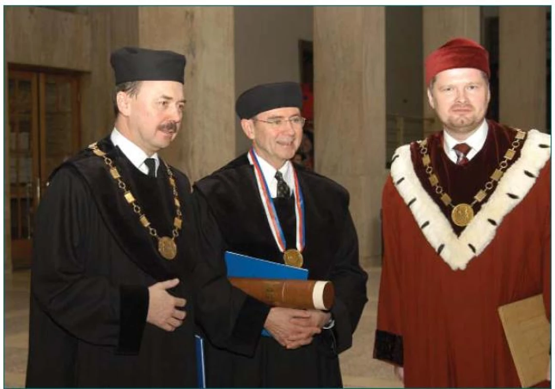 Profesor D. Pacík (přednosta Urologické kliniky Masarykovy univerzity a promotor), profesor P.C. Walsh, Profesor P. Fiala (rektor Masarykovy univerzity) – zleva doprava.